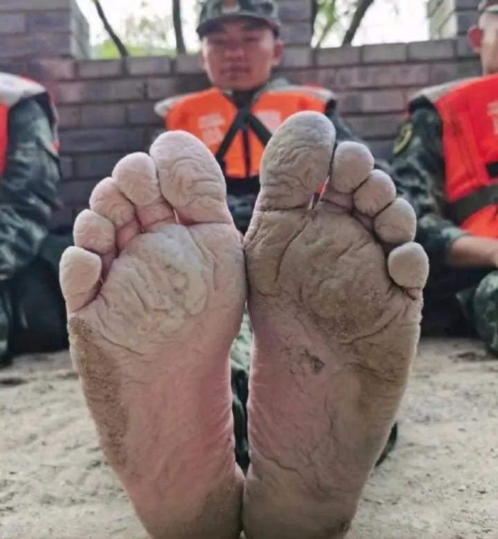 抗洪救灾战士的脚图片