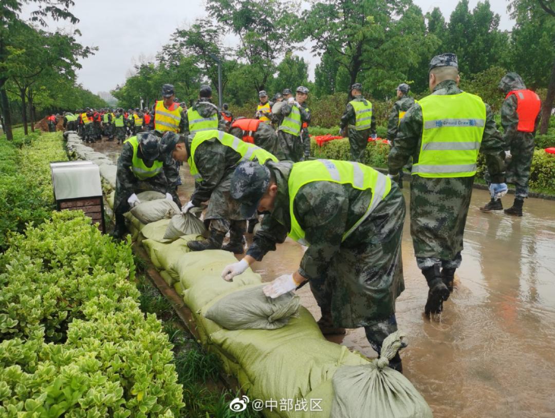 郑州抗洪官兵图片