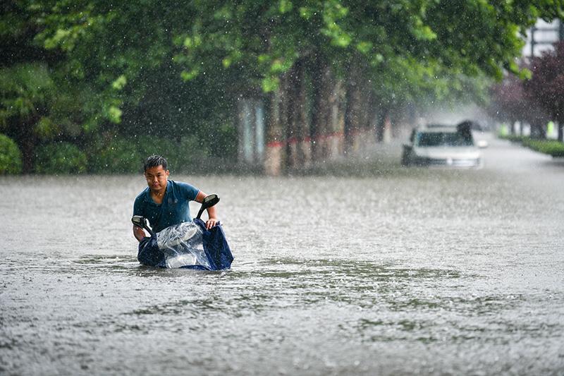 河南暴雨感人素材图片