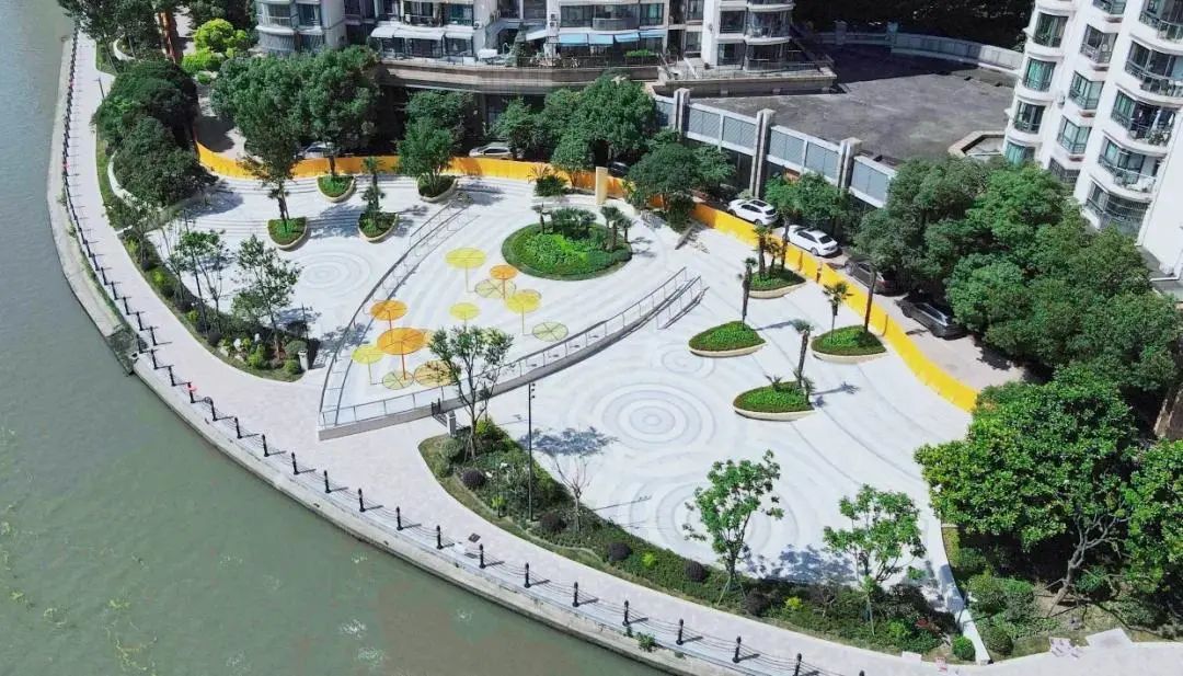 圆形节点广场 完善圆形广场中的既有设施,增设可供纳凉避雨的公共休憩