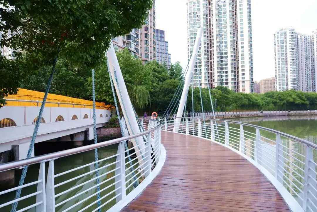 河边码头 在滨水码头等处增设围栏,并对延伸至河面