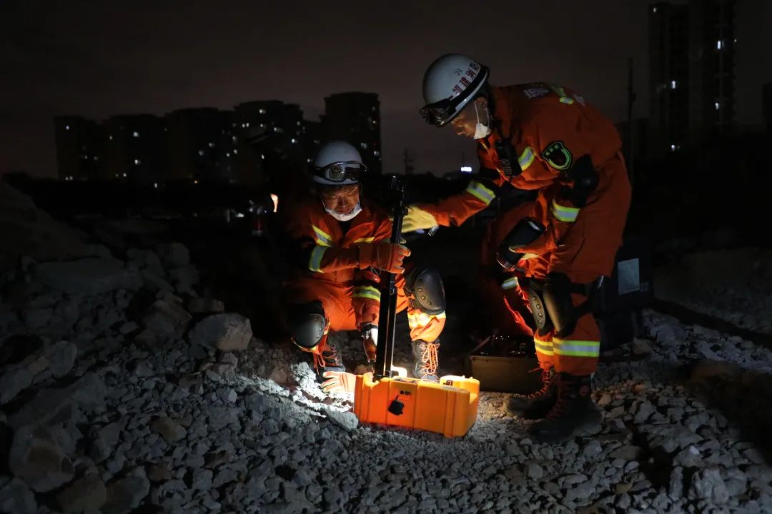 第一时间领受任务,针对大面积生命迹象搜索任务马上展开救援准备