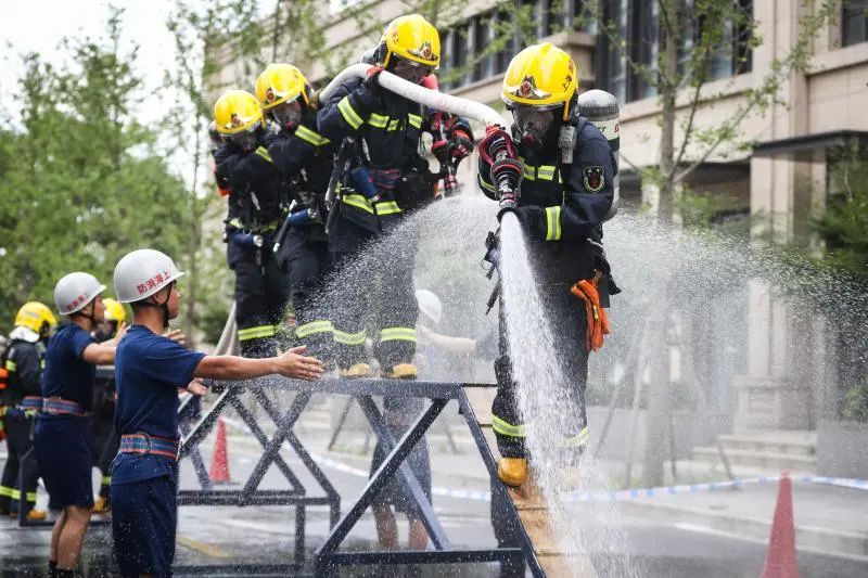 徐汇消防员夏训:60斤装备穿身上,随时准备"秒"出警_澎湃号·政务_澎湃