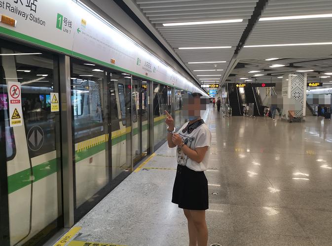 在南宁地铁上开淫秽直播地铁公安抓