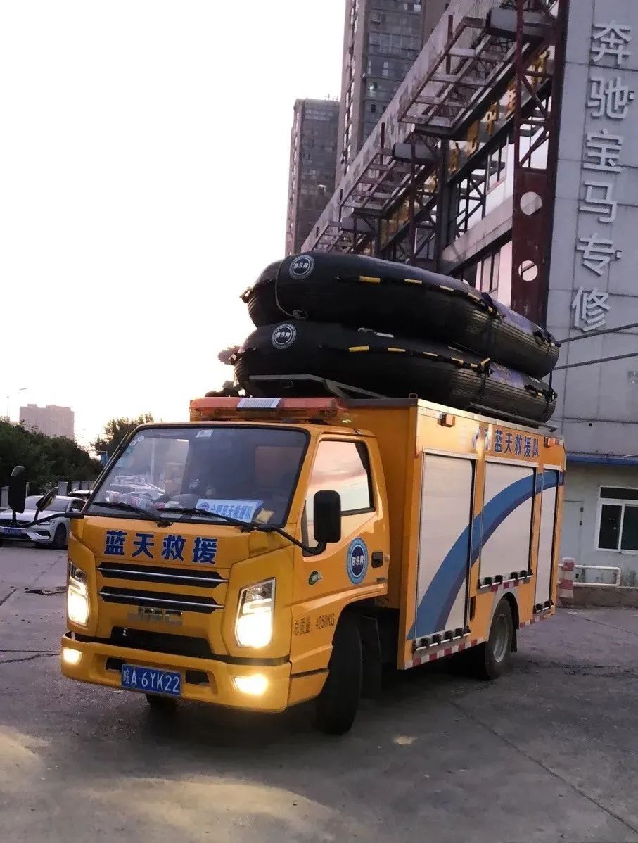 河南挺住合肥蓝天救援队深夜集结驰援郑州