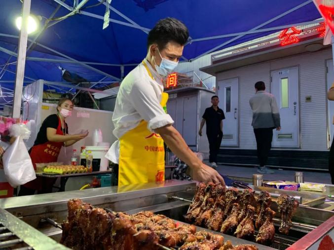 炎热夏季 格尔木夜市"嗨"起来