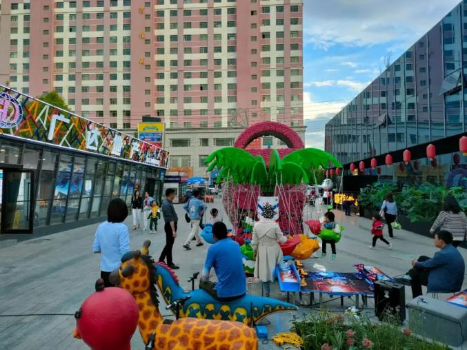 炎热夏季 格尔木夜市"嗨"起来