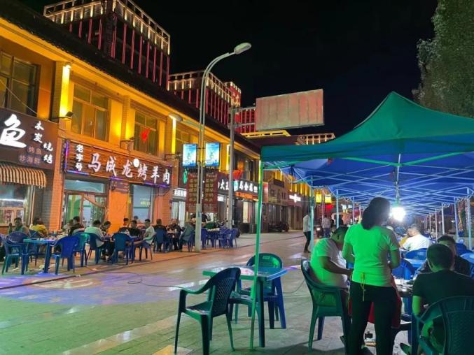 炎热夏季 格尔木夜市"嗨"起来