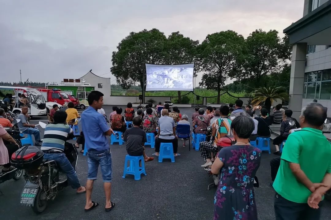 情懷滿滿兒時的露天電影回來了這個夏天一起在星空下看電影吧