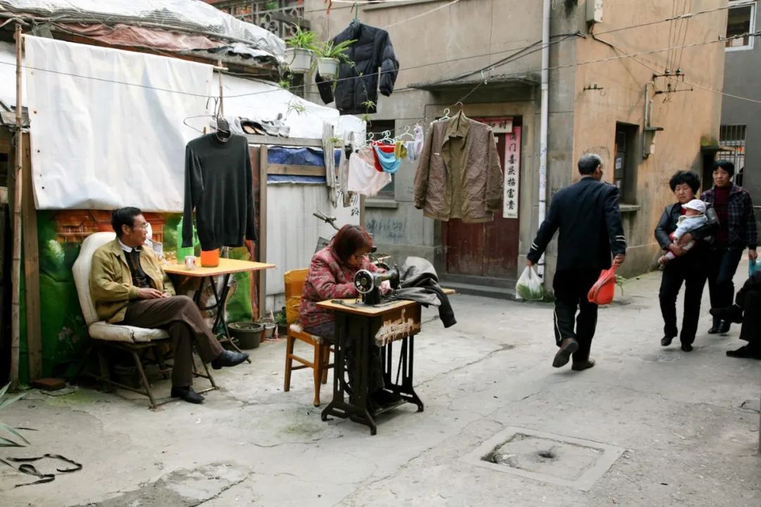 2009年,无锡振新路,在弄堂里看书的小朋友.