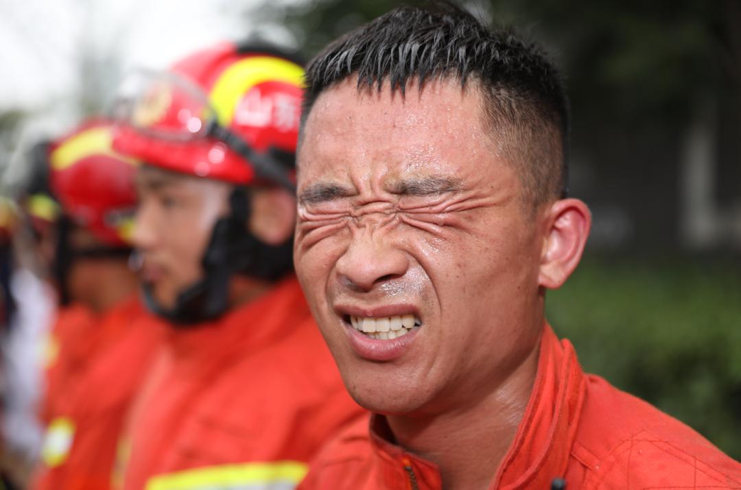 镜头下的消防员这些瞬间看着看着就哭了