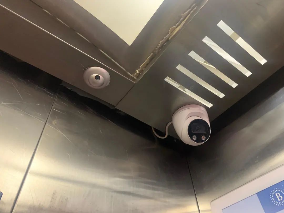 图中的摄像头为电梯"阻车"系统.