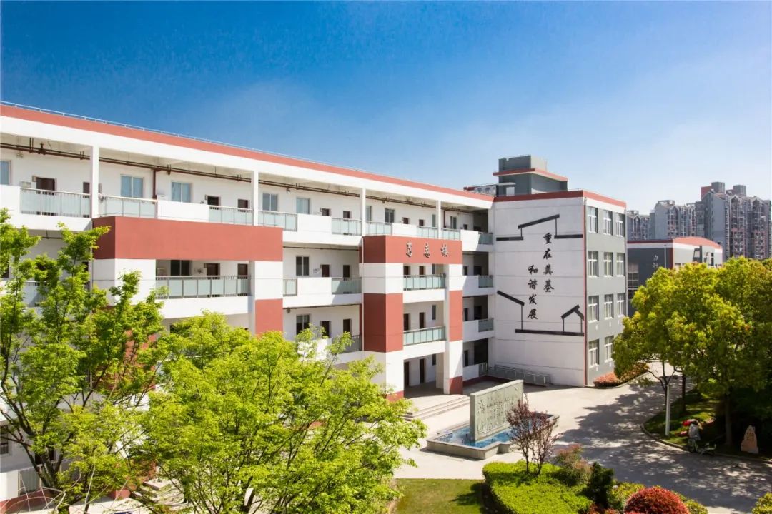 江桥实验中学开放时间:7:00-11:00,18:00-20:00开放场所:篮球场,操场