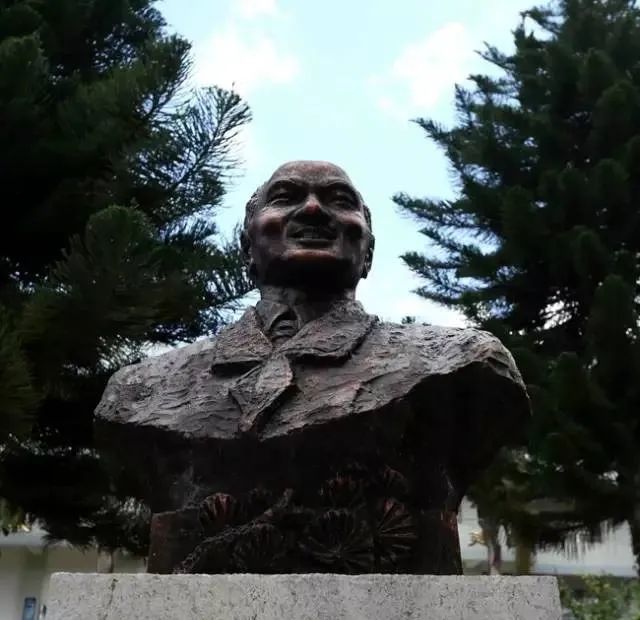 刘宝煊雕像历史称道建民中学是"滇南革命的摇篮",是因为它为我党的