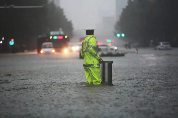 河南加油风大雨大豫你同行致敬暴雨中奋战的河南战友