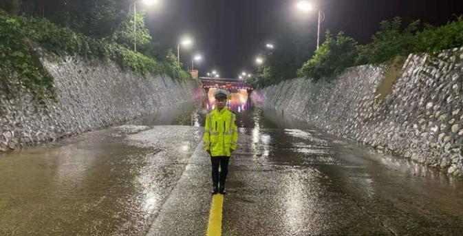 迎风战雨保路畅民安