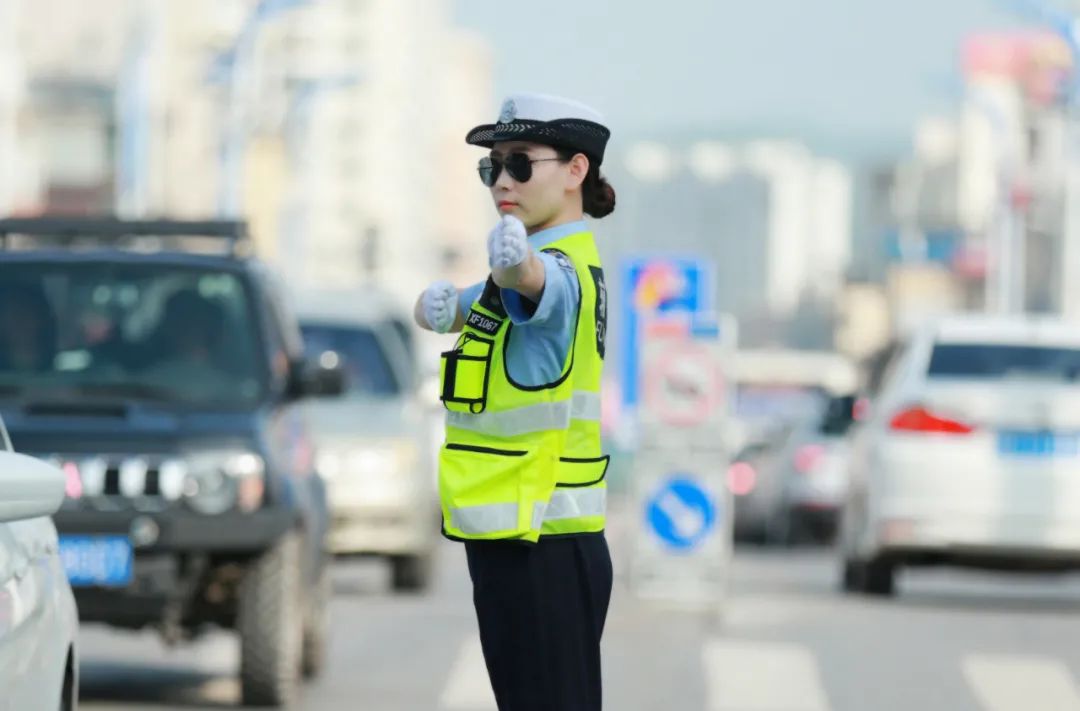 全心全意为人民群众提供优质服务是女子中队工作的另一中心.