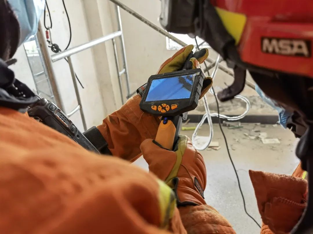 7月21日15时左右,厦门消防参演向上破拆救援科目,救援人员通过蛇眼