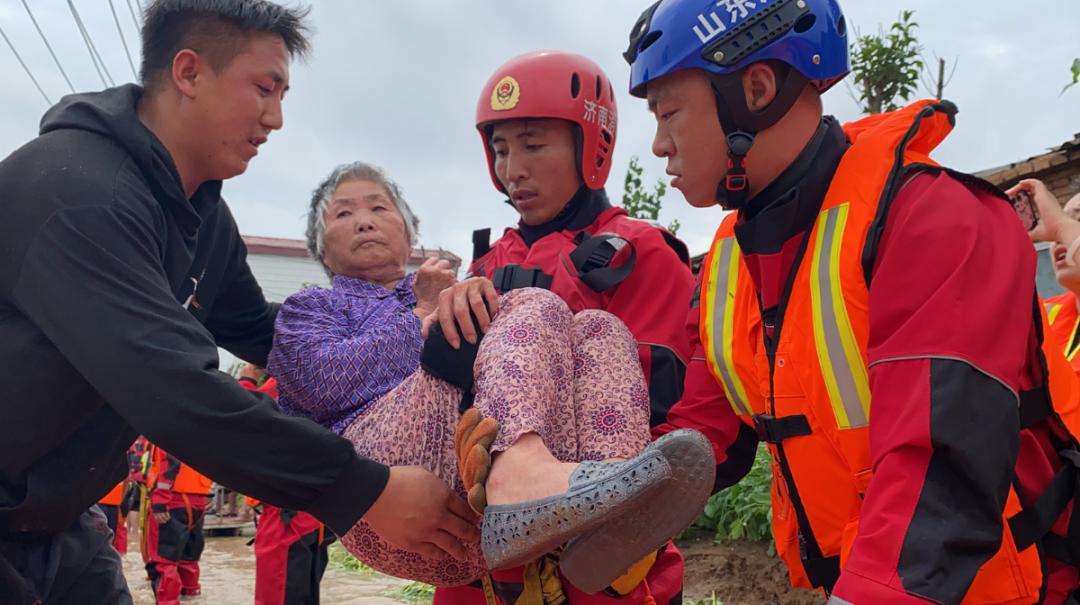 暖心污泥浊水中消防员抱起三月大婴儿