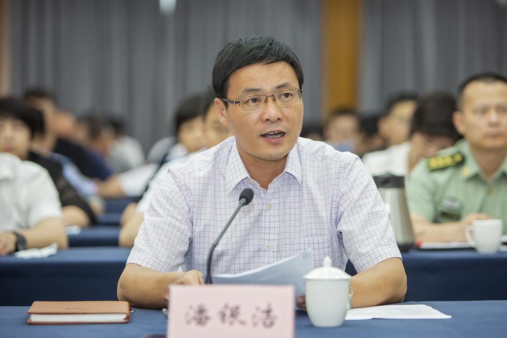 潘银浩: 迅速动员 严阵以待 担当落实 全力以赴做好台风防御各项工作