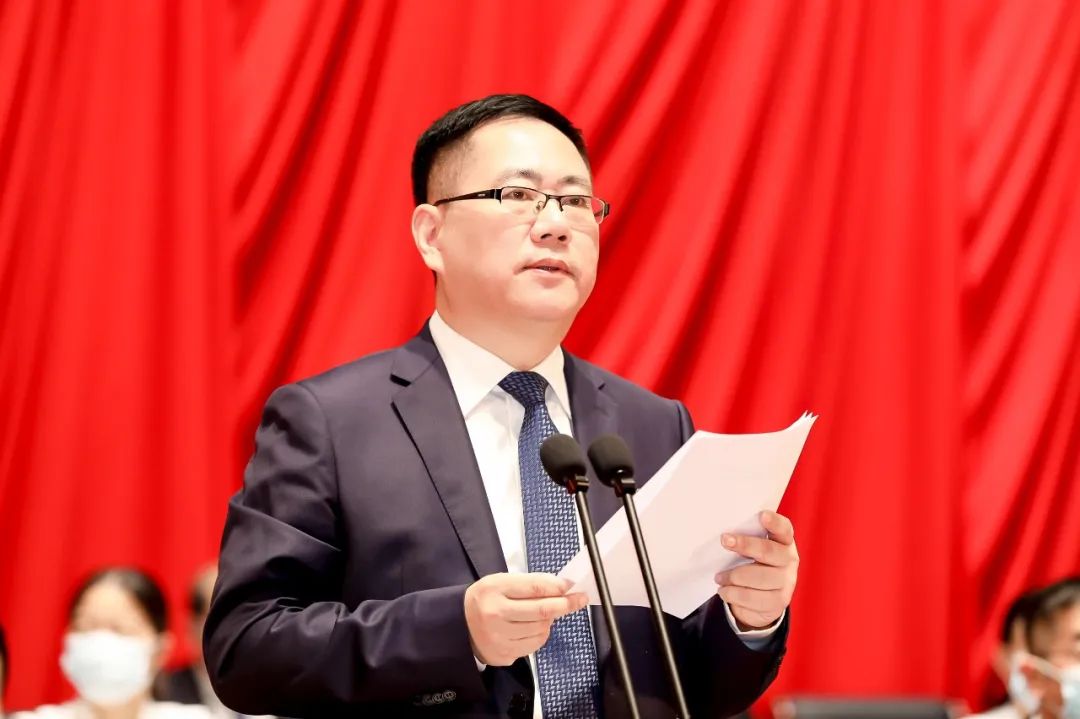 金志强致闭幕词,他说区政协一届一次会议,在中共钱塘区委的正确领导下