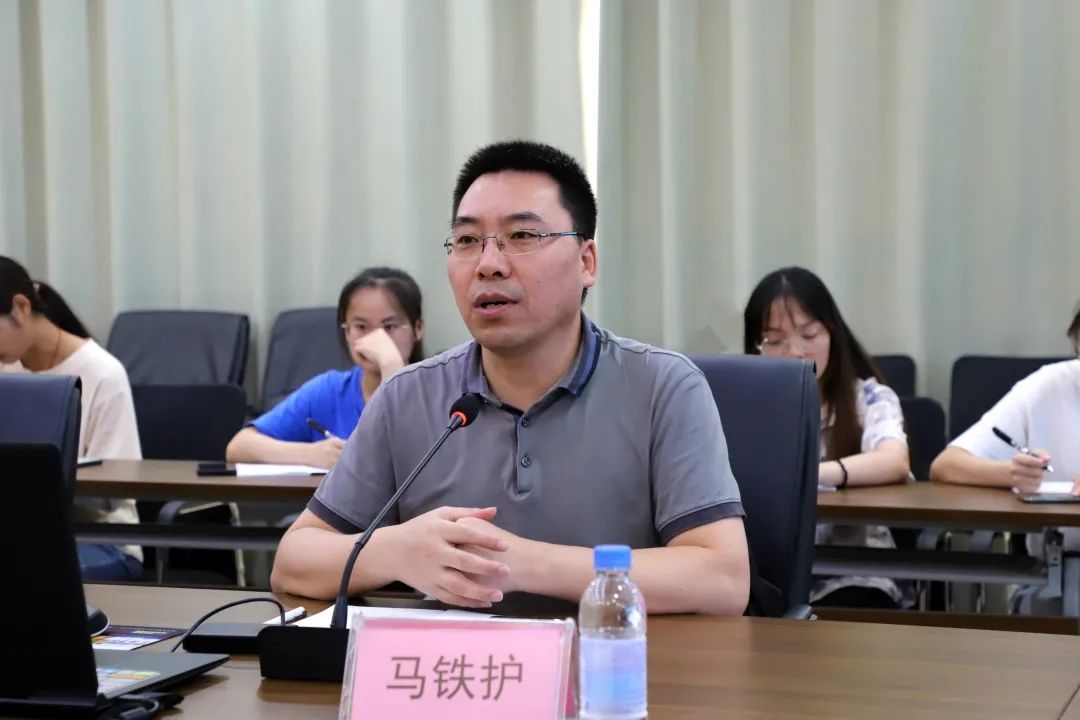 广西广播电视台新闻中心主任马铁护在会上做主题交流