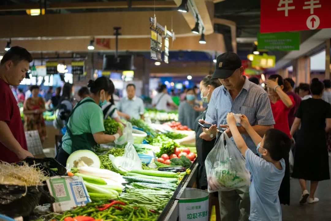 "摊主王凤强在安民零售中心一开业就进驻了,是菜场的老商户,在他看来