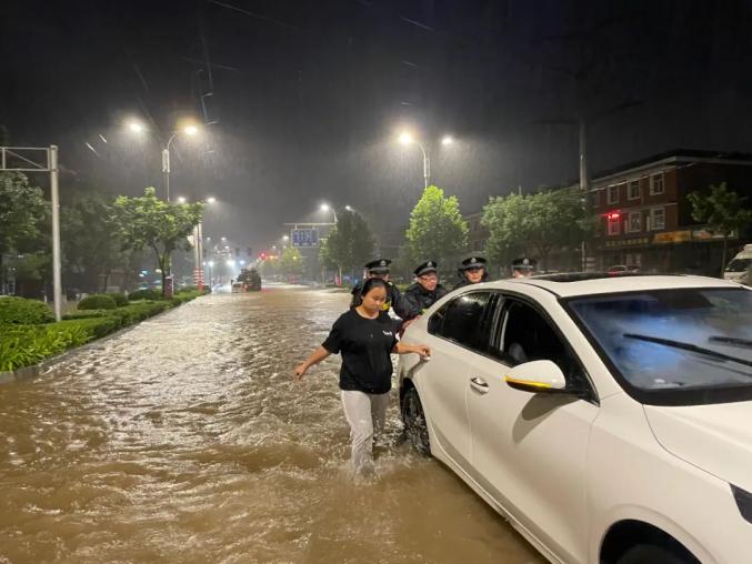 暴雨中的河南公安力量安阳警方风里雨里警民同在安阳加油