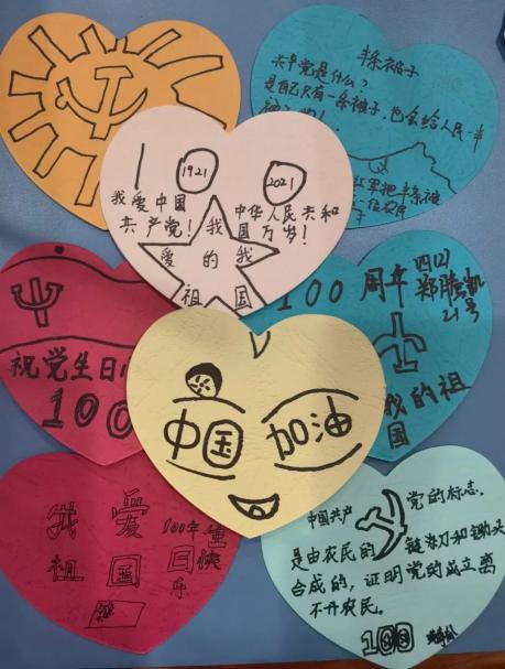营员们一拿到卡片,工作人员为小营员们挑选了五颜六色的卡片,画出"我