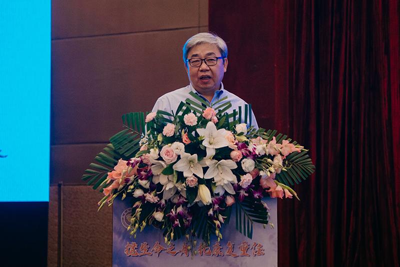 周谋望教授做《老年髋部骨折的康复治疗》的学术报告