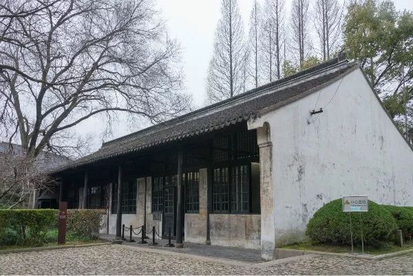 在此处设置的是"墙外桃花"展览,讲述的是龙华淞沪警备司令部的沿革史.