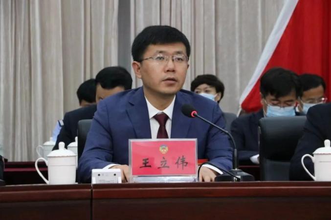 开幕式上,县委书记王立伟发表了热情洋溢的讲话.