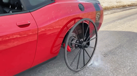 甚至还能原地烧胎,嗯,肌肉车诚不欺我.