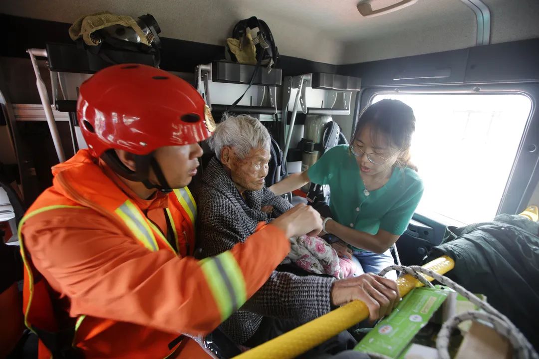 暖心救援丨消防员送99岁老奶奶回家