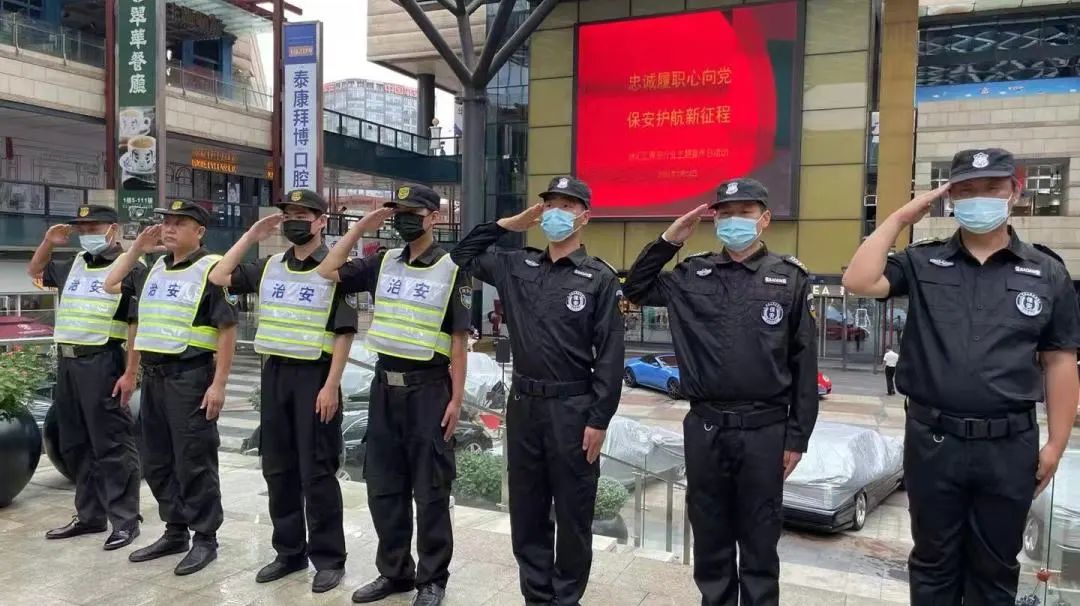 活动以视频短片播放,图片展览,发放宣传册等形式,全面展示了上海保安