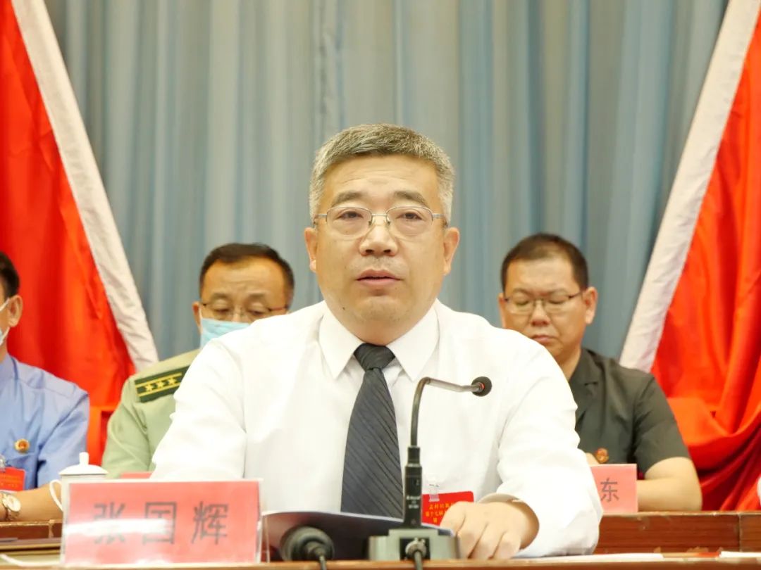 县委书记张国辉在大会上做重要讲话.