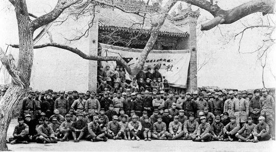 红二方面军部分人员在长征途中于贵州大定(今大方)合影