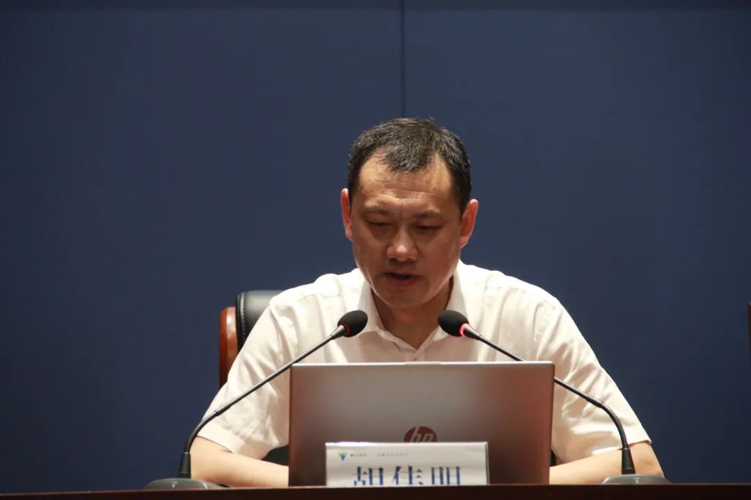 衢州市第三人民医院党委副书记,院长胡伟明围绕《提升心理素质,促进