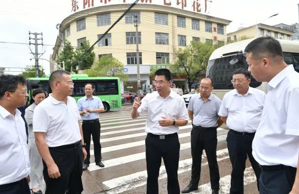 东阳发布傅显明一行先后到江北街道广福街西范小区路口,北鹿西街与