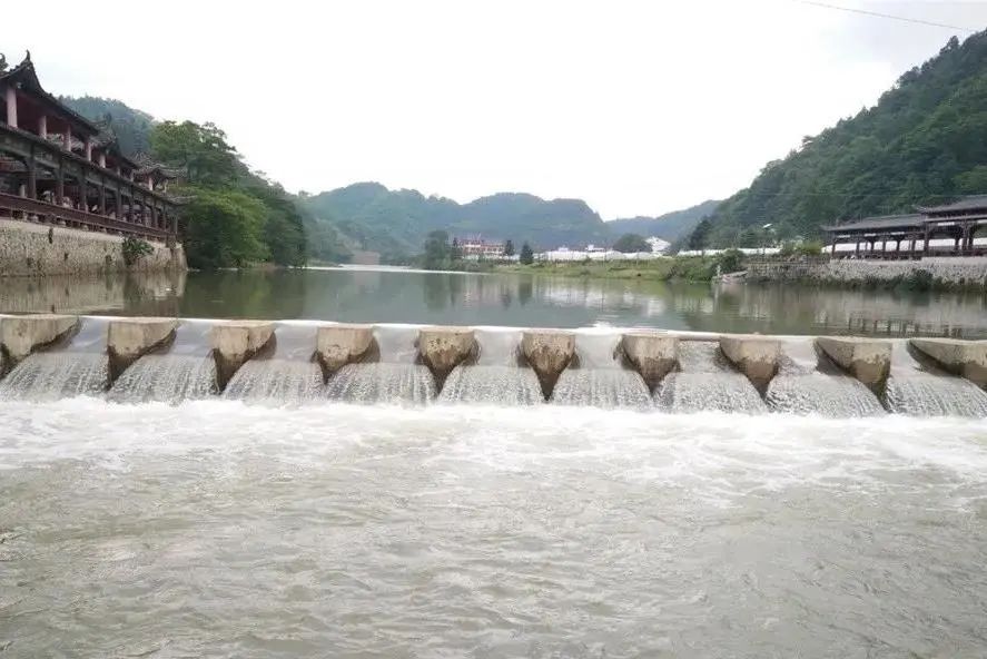 烧烤,游泳;人们慕名而来,大河村人杰地灵,春暖夏凉,被称为"都匀