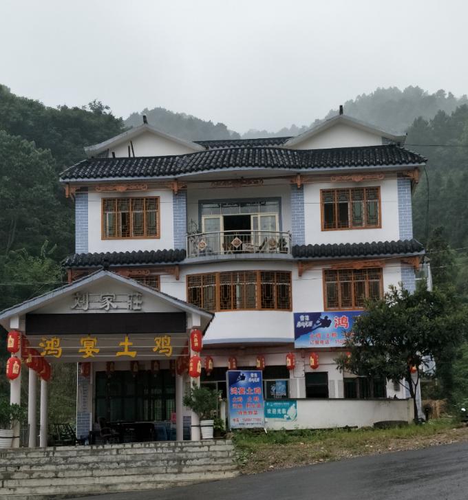 夏季都匀市及周边市,县的旅游人群都不断涌入大河