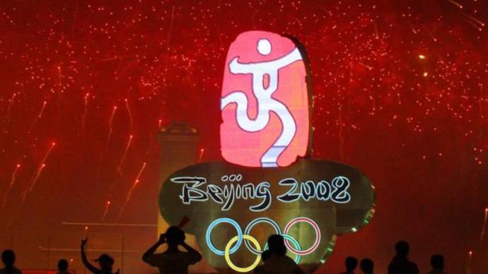 东京奥运会开幕式还没完，10万人跑去重温2008北京奥运了