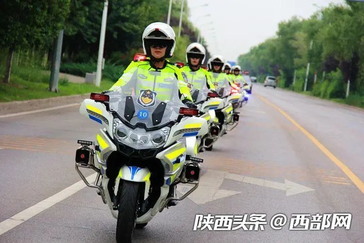 手势操表演,女子铁骑站立骑行,绕桩,隐蔽骑行等表演,女骑警们英姿飒爽