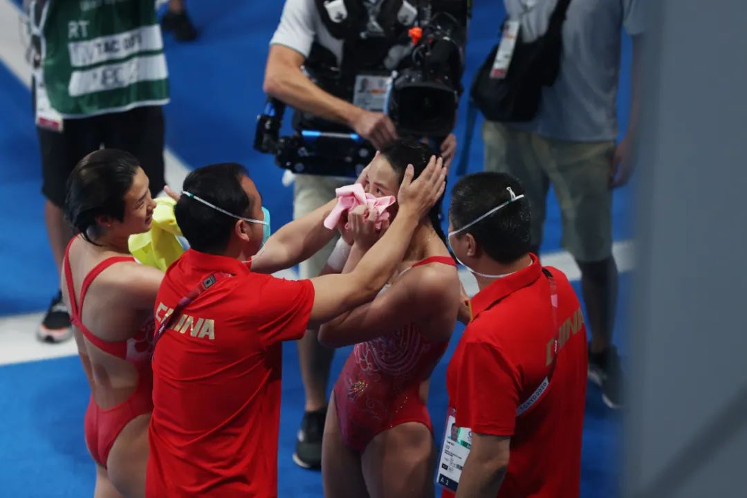 东京奥运会跳水女子双人三米板决赛中,中国组合施廷懋/王涵以326.