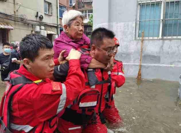 郑州救灾感人图片图片