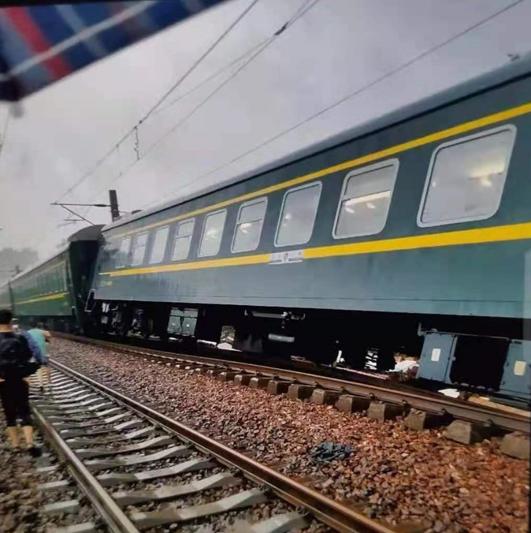 记者接力记录暴雨被困的k599次列车的99小时