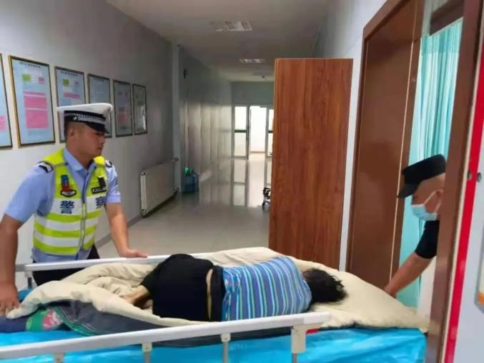 呼和浩特一老人服药自杀，交警紧急护送就医澎湃号·媒体澎湃新闻 The Paper 
