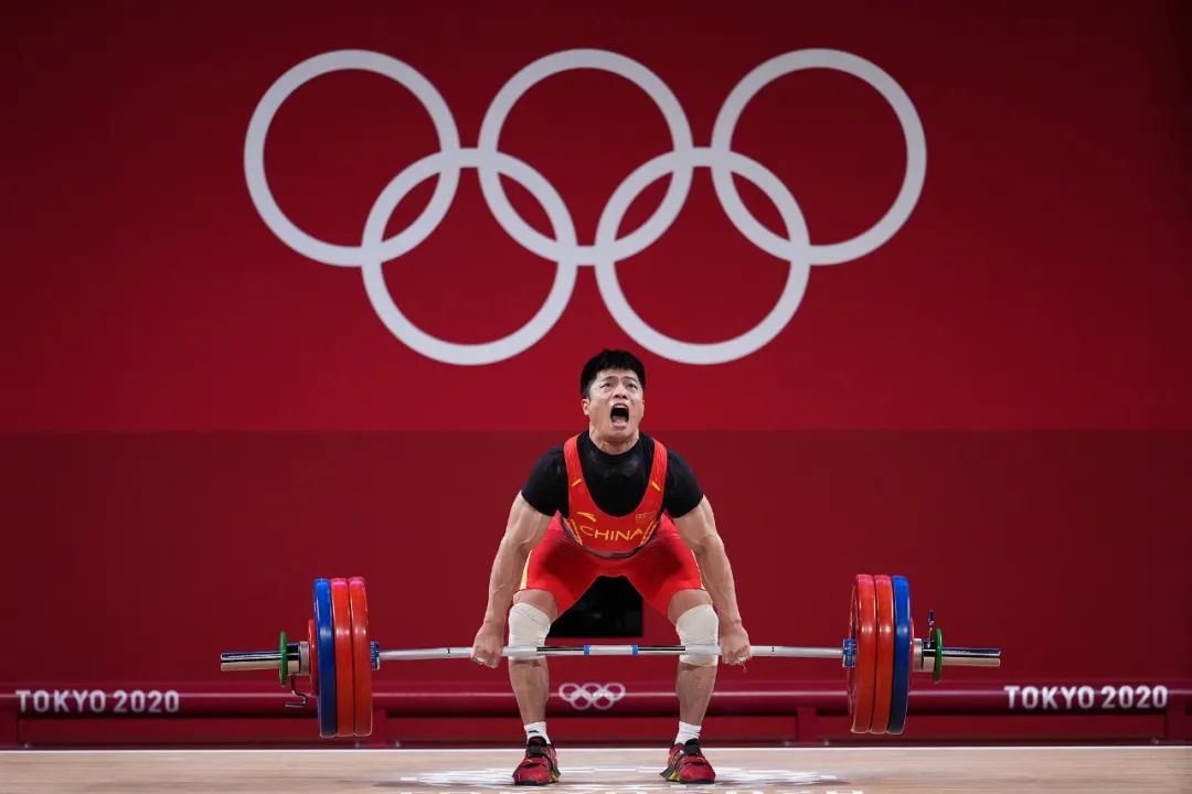 李发彬!金鸡独立姿势刷屏…这可是举重!