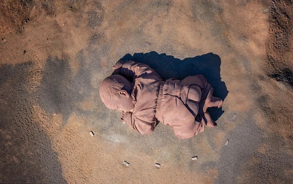 粗犷与细致,荒芜与生命……诸多强烈对比,雕塑的魅力震撼人心