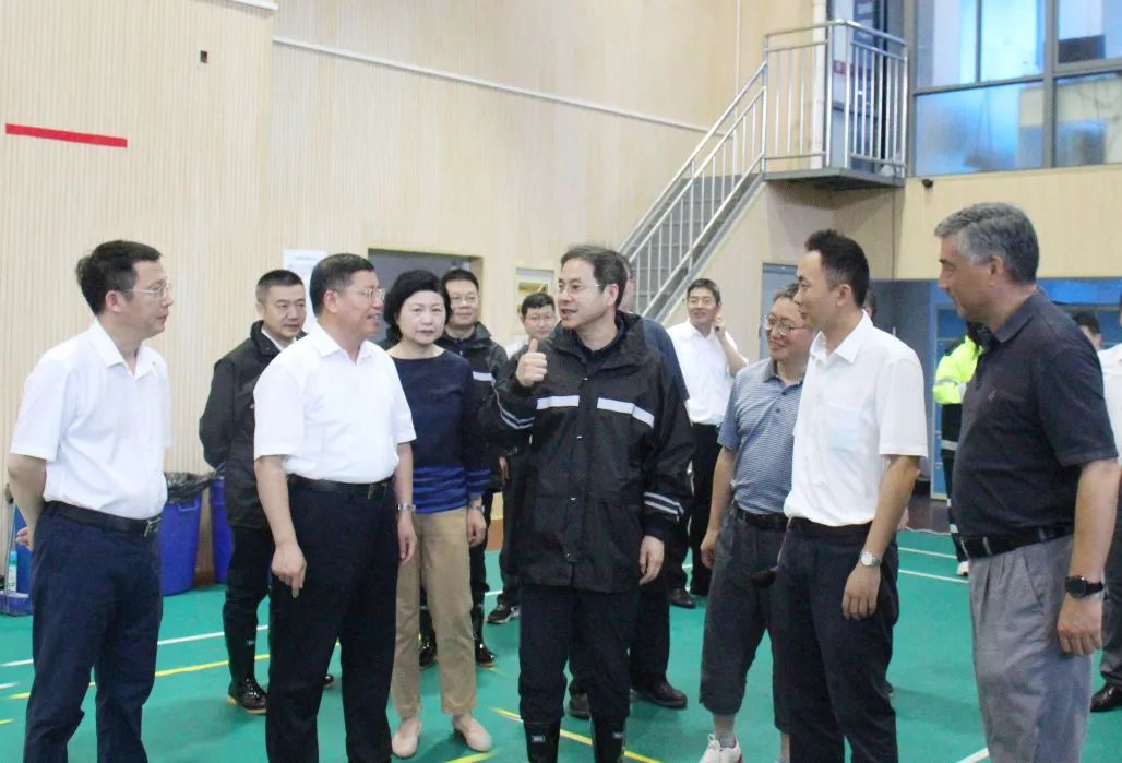 上海市政府副秘书长浦东新区区委副书记区长杭迎伟检查中建八局防汛防